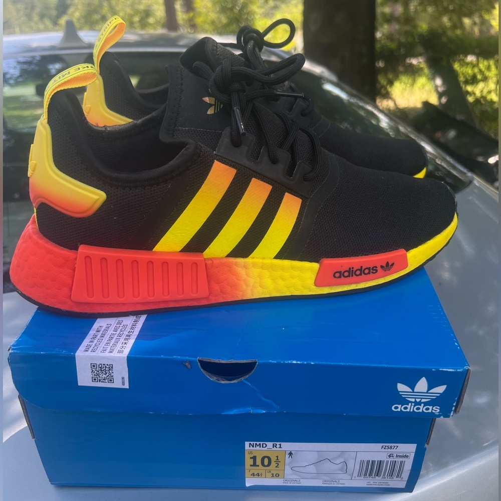 Men’s NMD R1 Adidas sneaker